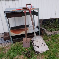 Tvätta spadar och verktyg Att göra i trädgården i oktober