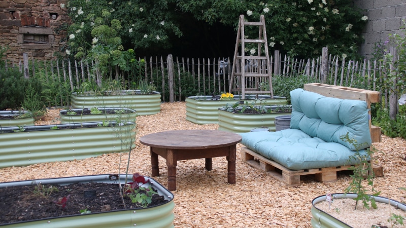 Palettensitzplatz im Hochbeet-Gemüsegarten Vorteile vom Gemüseanbau in Hochbeeten - Gardenize